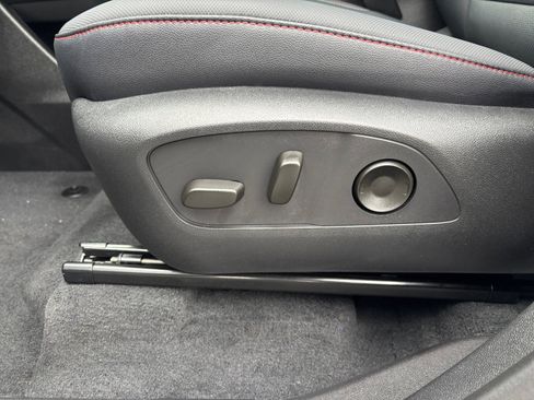 Used 2025 Chevrolet Traverse Z71 w/ Driver Confidence Package image 12