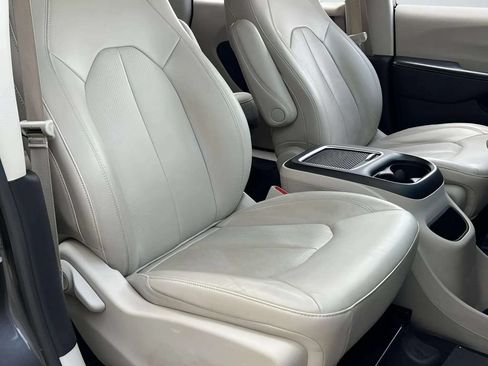 Used 2021 Chrysler Pacifica Touring-L FWD image 8