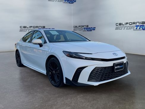 Used 2025 Toyota Camry SE image 3