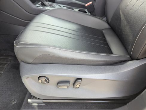 Used 2022 Volkswagen Tiguan SE image 17