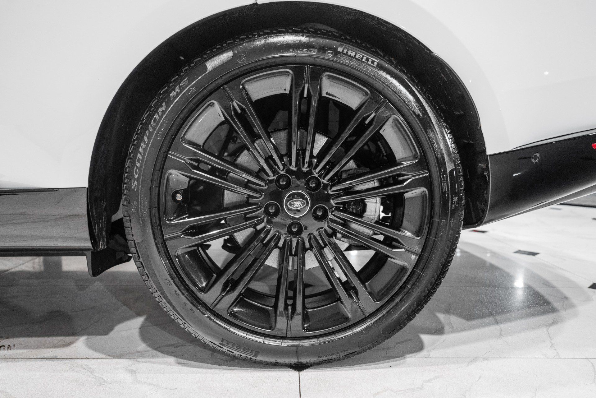Used 2025 Land Rover Range Rover SE AWD/4WD image 14