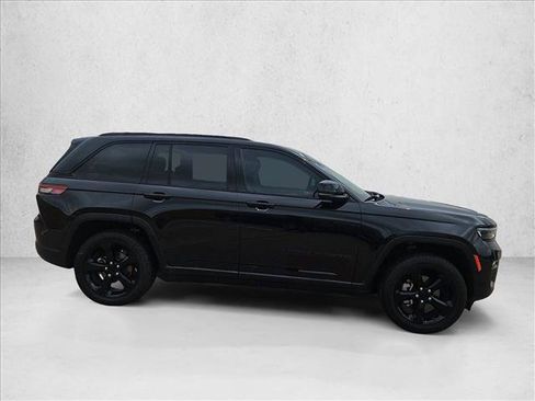 Used 2023 Jeep Grand Cherokee Limited w/ Black Appearance Package AWD/4WD image 4