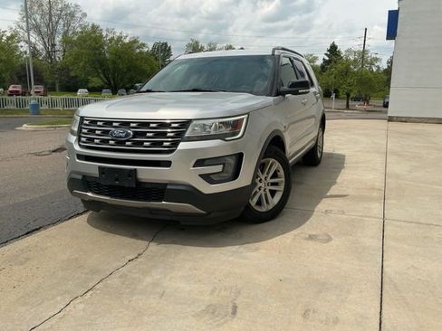 Used 2017 Ford Explorer XLT w/ Equipment Group 201A FWD image 6