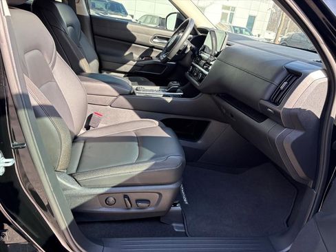 Certified 2025 Nissan Pathfinder SL image 19