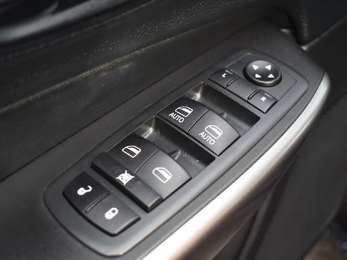 Used 2021 Jeep Cherokee Latitude Plus AWD/4WD image 17