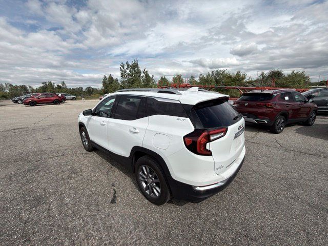 Used 2024 GMC Terrain SLT AWD/4WD image 3