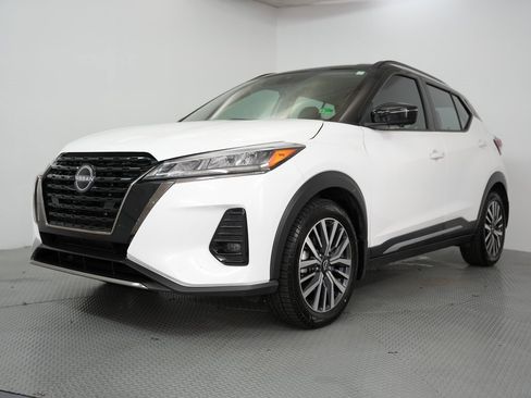 Used 2023 Nissan Kicks SR image 3