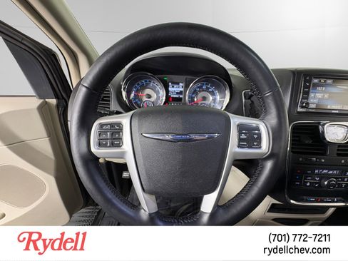 Used 2015 Chrysler Town & Country Touring w/ Driver Convenience Group image 13