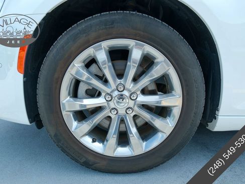 Used 2021 Chrysler 300 Touring L AWD/4WD image 9