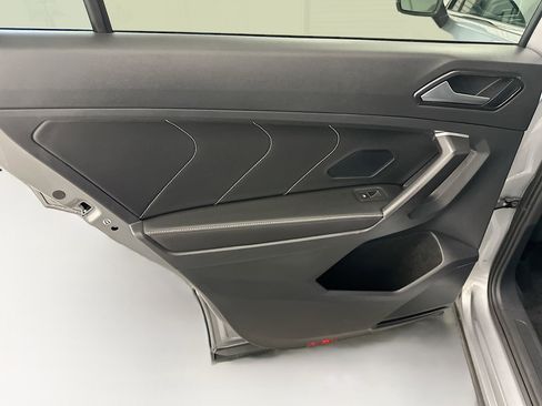 Used 2024 Volkswagen Tiguan SE w/ Panoramic Sunroof Package image 28