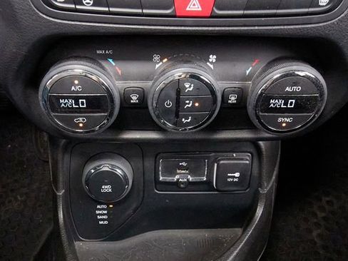 Used 2017 Jeep Renegade Altitude AWD/4WD image 14