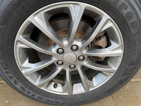 Certified 2019 Jeep Cherokee Latitude Plus image 10