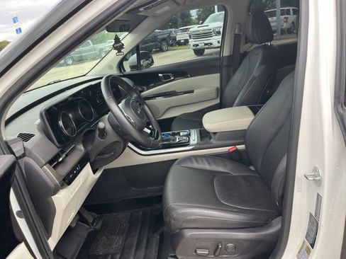 Used 2024 Kia Carnival EX FWD image 13