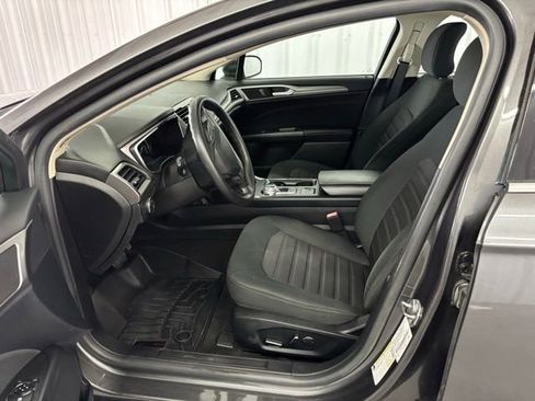 Used 2019 Ford Fusion SE FWD image 2