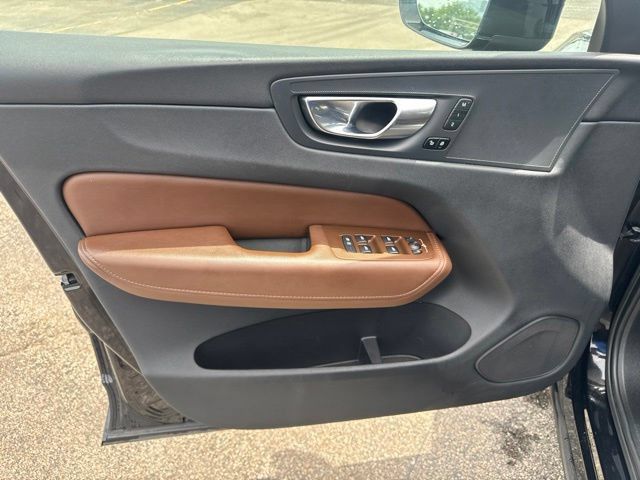 Used 2023 Volvo XC60 B5 Plus AWD/4WD image 9