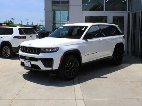 Used 2026 Jeep Grand Cherokee Altitude AWD/4WD image 3