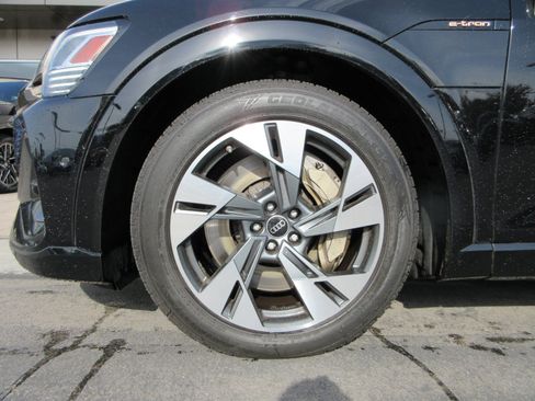 Used 2022 Audi e-tron Premium Plus AWD/4WD image 20
