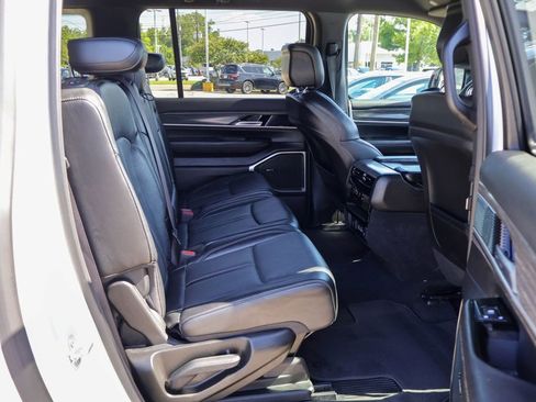 Used 2024 Jeep Wagoneer L Series II RWD image 10