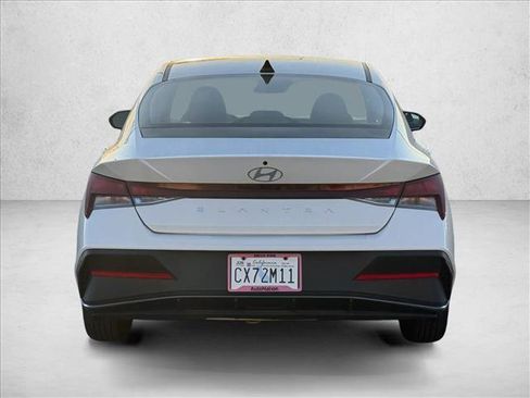 Used 2025 Hyundai Elantra SE image 6