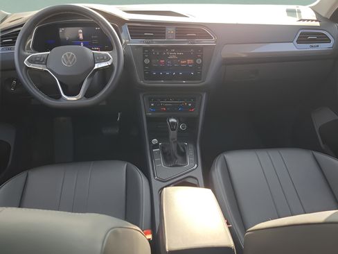 Used 2023 Volkswagen Tiguan SE image 12