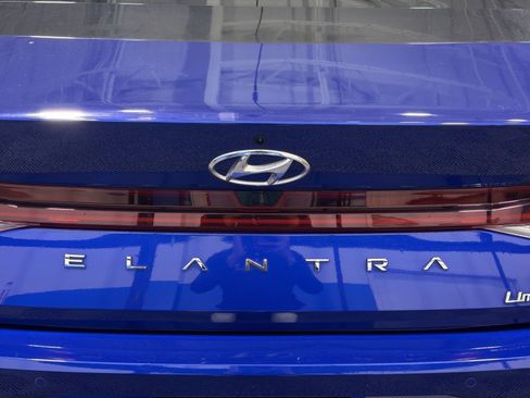 Used 2023 Hyundai Elantra Limited FWD image 18