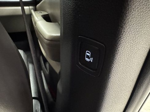 Used 2025 Kia Carnival image 18