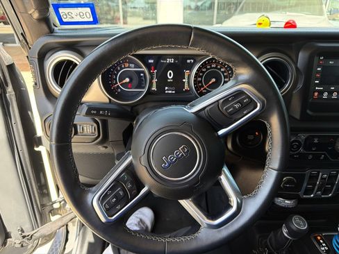 Used 2018 Jeep Wrangler Unlimited Sahara AWD/4WD image 2