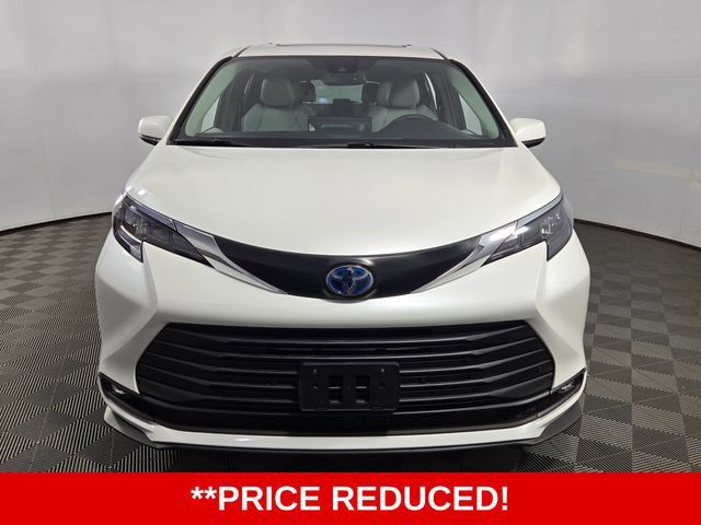 Used 2025 Toyota Sienna XLE FWD image 2