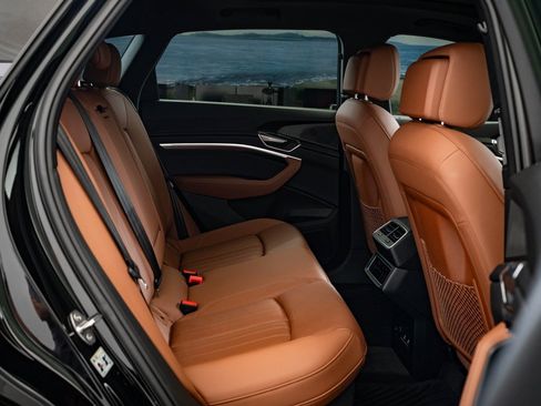 Used 2022 Audi e-tron Premium w/ Convenience Plus Package image 44