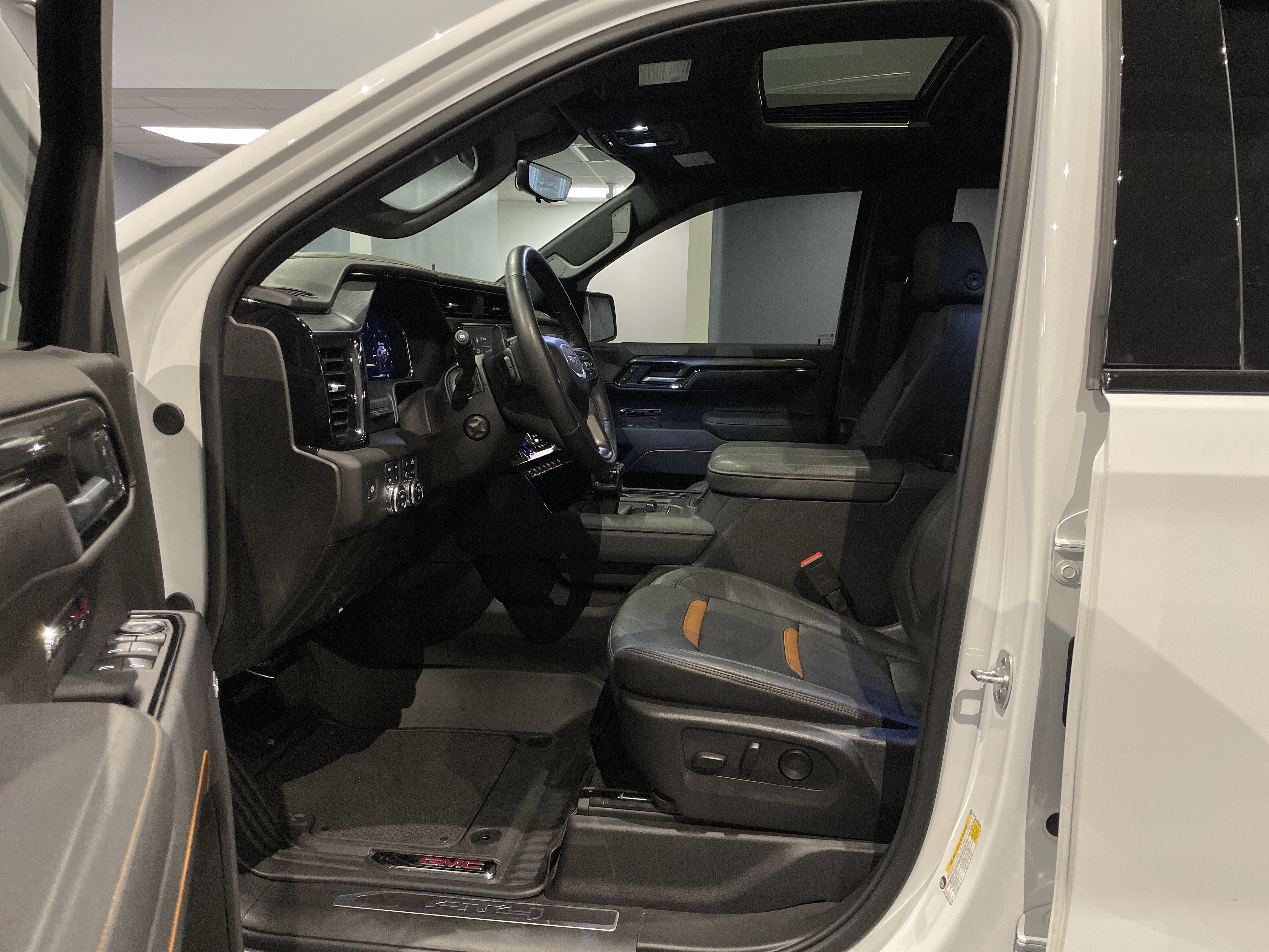 Used 2025 GMC Sierra 1500 AT4 w/ AT4 Premium Package AWD/4WD image 19
