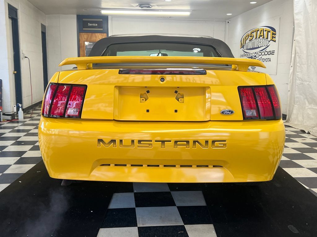 Used 2004 Ford Mustang Convertible RWD image 12