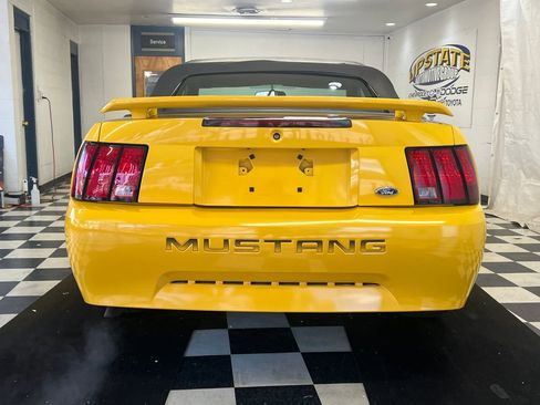 Used 2004 Ford Mustang Convertible RWD image 12
