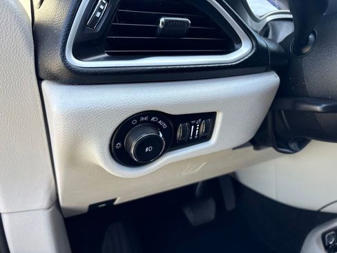 Used 2023 Chrysler Pacifica Touring-L FWD image 18