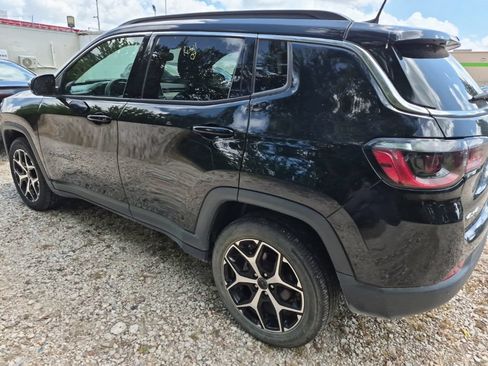 Used 2025 Jeep Compass Limited AWD/4WD image 2