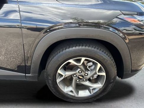 Used 2025 Chevrolet Trax LT FWD image 33