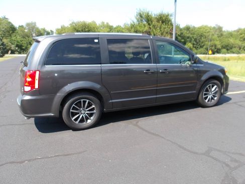 Used 2017 Dodge Grand Caravan SXT FWD image 12