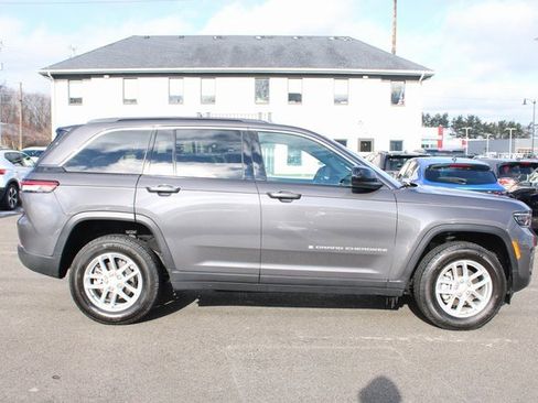 Used 2024 Jeep Grand Cherokee Laredo image 6