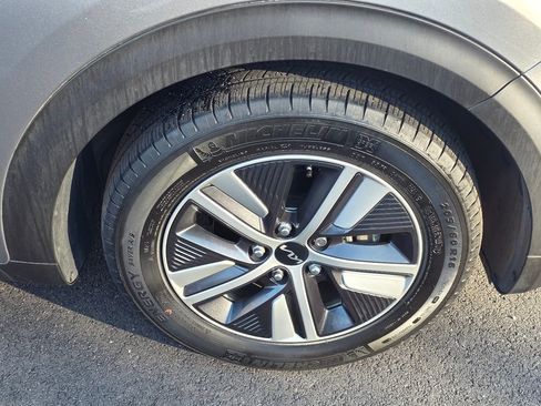 Used 2022 Kia Niro LXS image 8