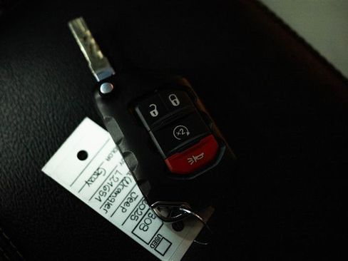 Used 2025 Jeep Wrangler Unlimited Sahara image 22