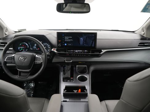 Used 2025 Toyota Sienna XLE w/ XLE Plus Package image 16
