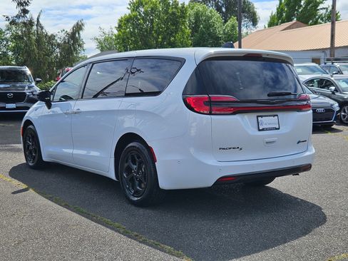 Used 2024 Chrysler Pacifica Limited w/ Uconnect Theater Family Group FWD image 3