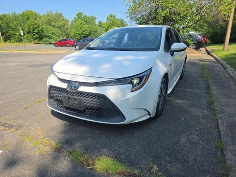 Used 2021 Toyota Corolla LE FWD image 1