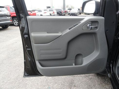 Used 2017 Nissan Frontier SV w/ SV Value Truck Package AWD/4WD image 12