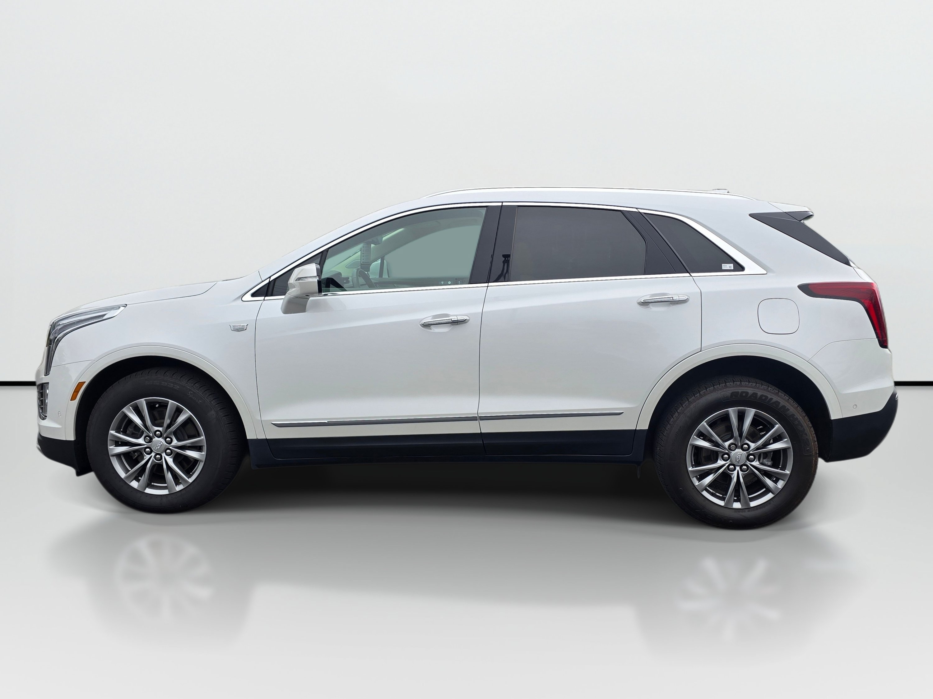 Used 2023 Cadillac XT5 Premium Luxury w/ Technology Package AWD/4WD image 2