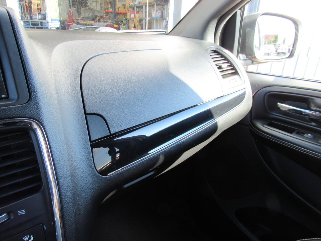 Used 2015 Dodge Grand Caravan SXT FWD image 28