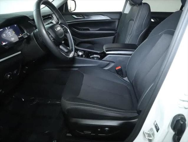 Used 2023 Jeep Grand Cherokee Laredo AWD/4WD image 18