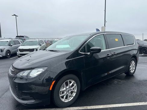 Used 2024 Chrysler Voyager LX image 5