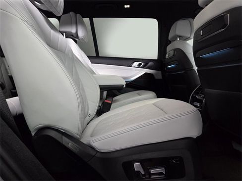Used 2025 BMW X7 xDrive40i w/ Climate Comfort Package image 15
