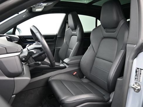 Certified 2025 Porsche Macan Electric RWD image 5