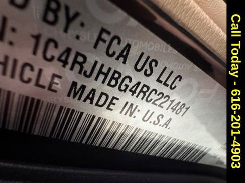 Used 2024 Jeep Grand Cherokee Limited w/ Black Appearance Package image 25